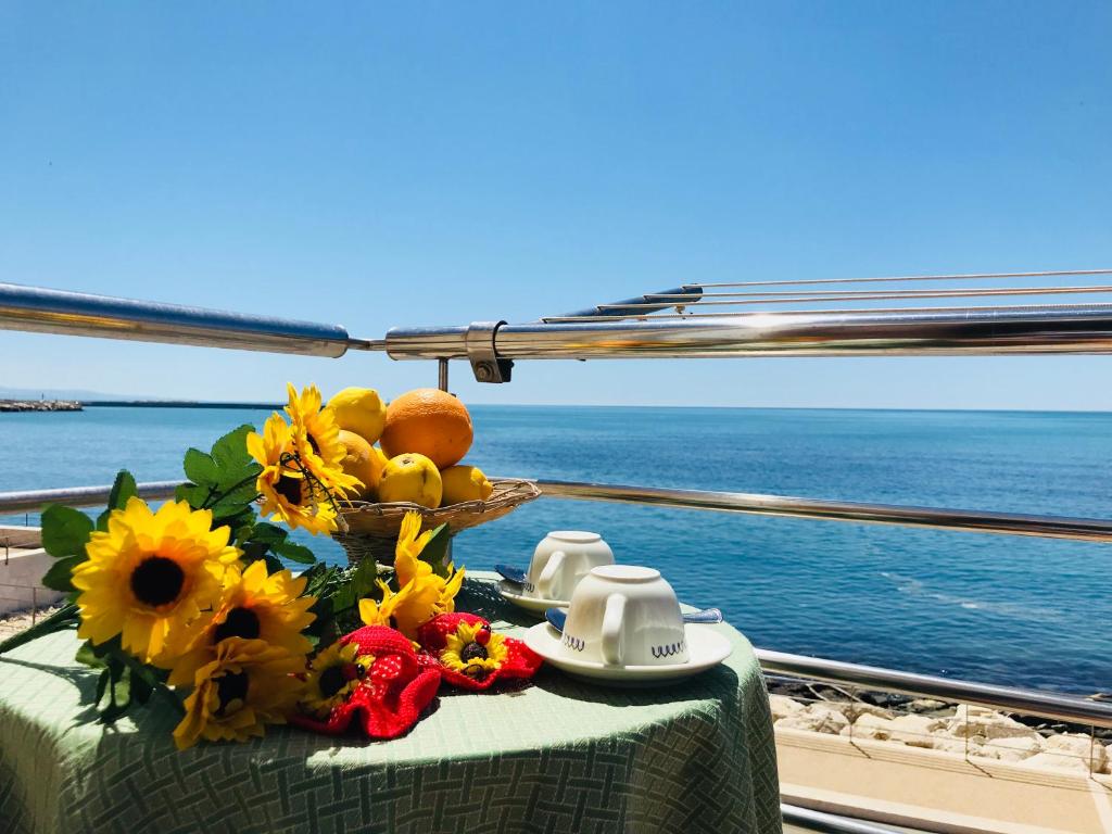 夏卡Casa Corallo的游轮上摆放着鲜花和水果的桌子
