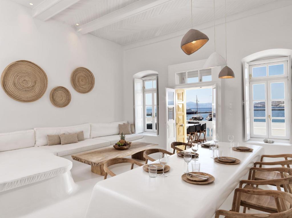 米克诺斯城Villa Kampani Sea View Villa Mykonos Town的白色的客厅配有桌椅