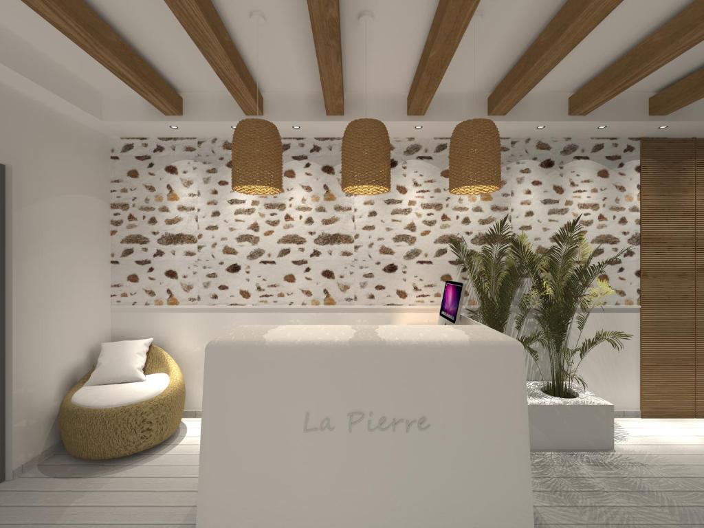 利迈纳里亚La Pierre的大堂设有一张桌子和两个吊灯