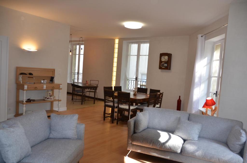 阿维尼翁面朝教皇宫公寓的客厅配有沙发和桌子