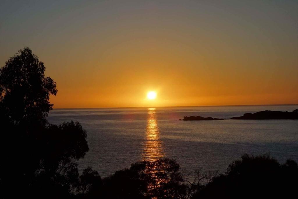 比那隆湾BAY OF FIRES SEACHANGE Ocean frontage的夕阳西下,天空中