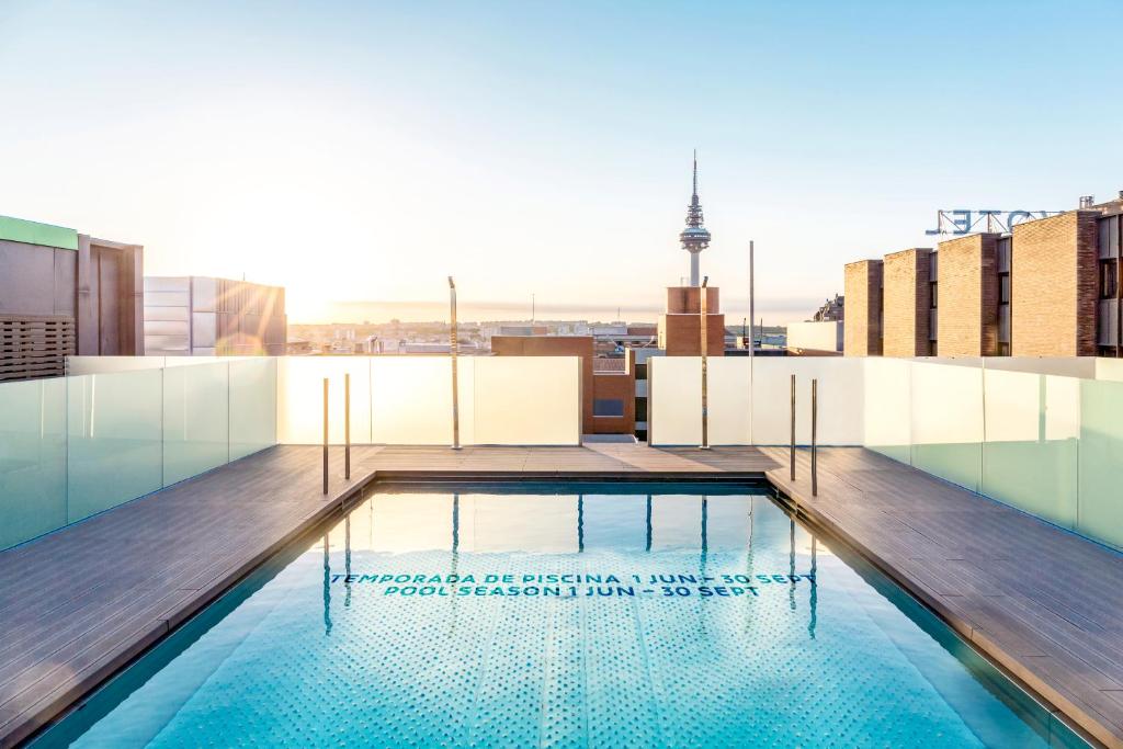 马德里马德里市中心诺富特酒店的建筑物屋顶上的游泳池