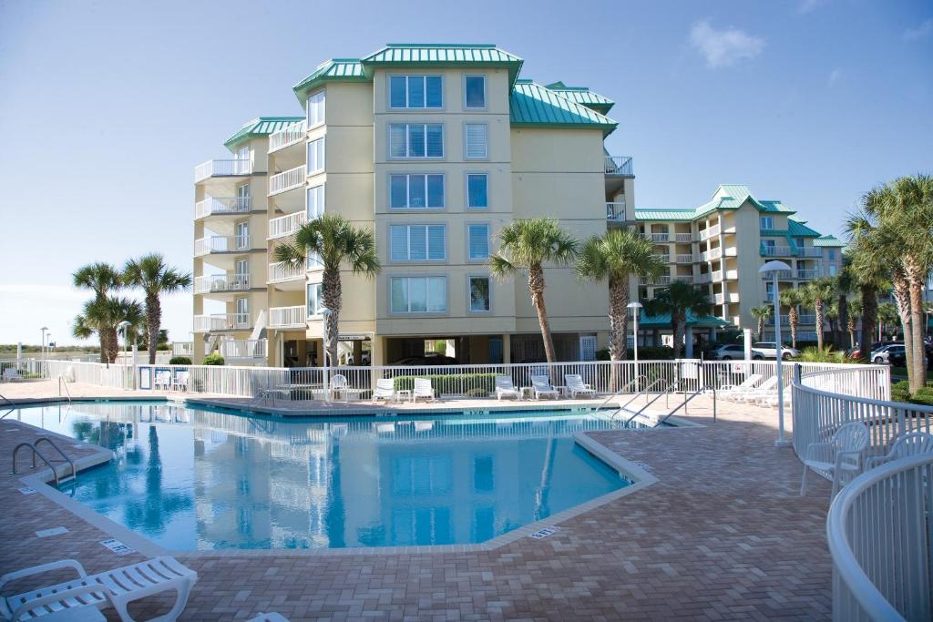 帕瓦雷斯岛利奇菲尔德海滩高尔夫度假酒店的大楼前设有游泳池的酒店