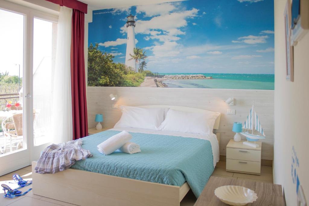 拉齐塞The Lighthouse Rooms的一间卧室配有一张床,享有海滩美景