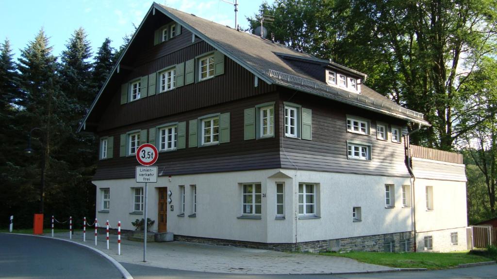 巴特埃尔斯特Zollhaus的黑屋顶和白色的房子