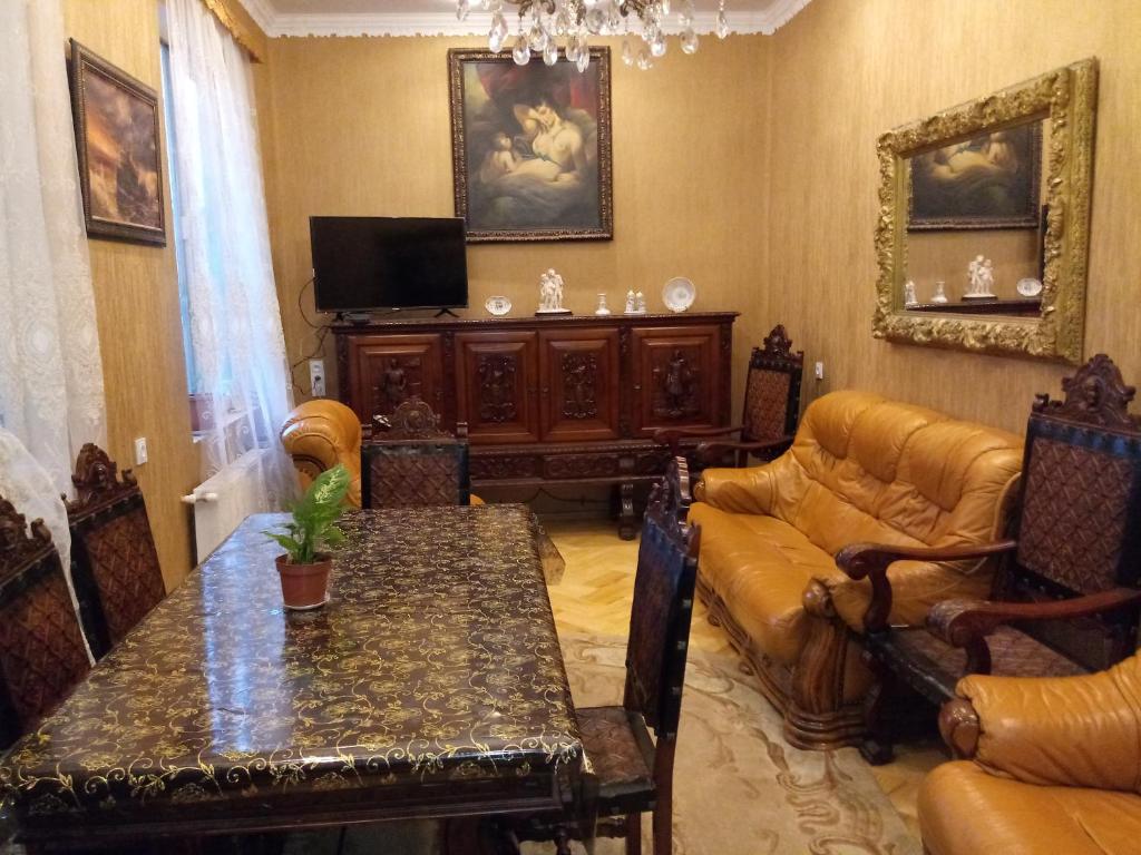 哥里塔马宾馆的客厅配有沙发和桌子