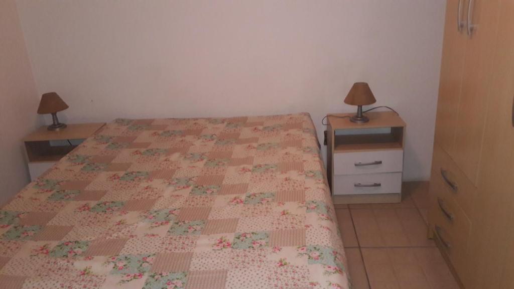 因贝Beira mar Mariluz的一间卧室配有床和2个床头柜