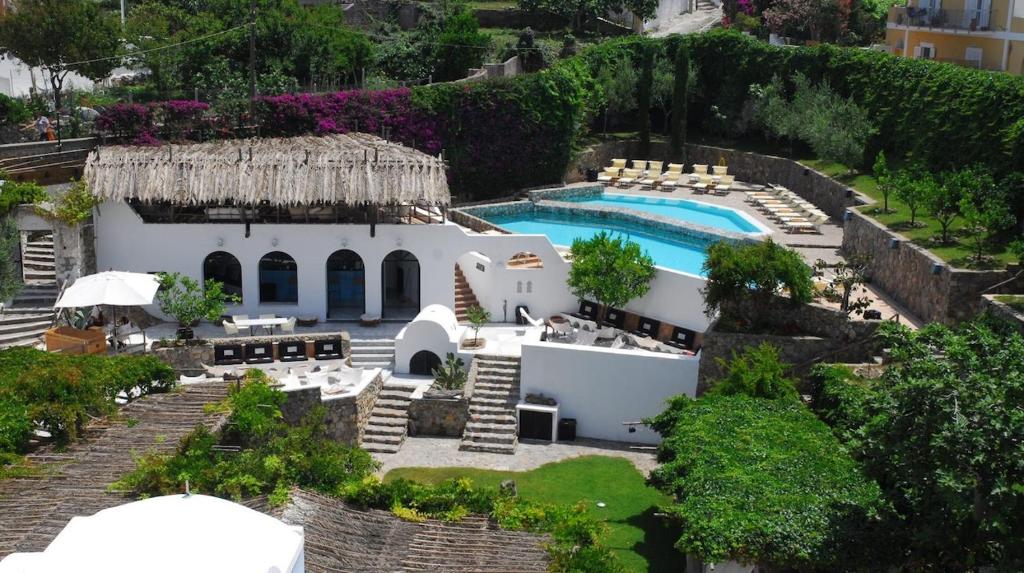 蓬扎圣多米蒂娜大酒店的享有带游泳池的别墅的空中景致