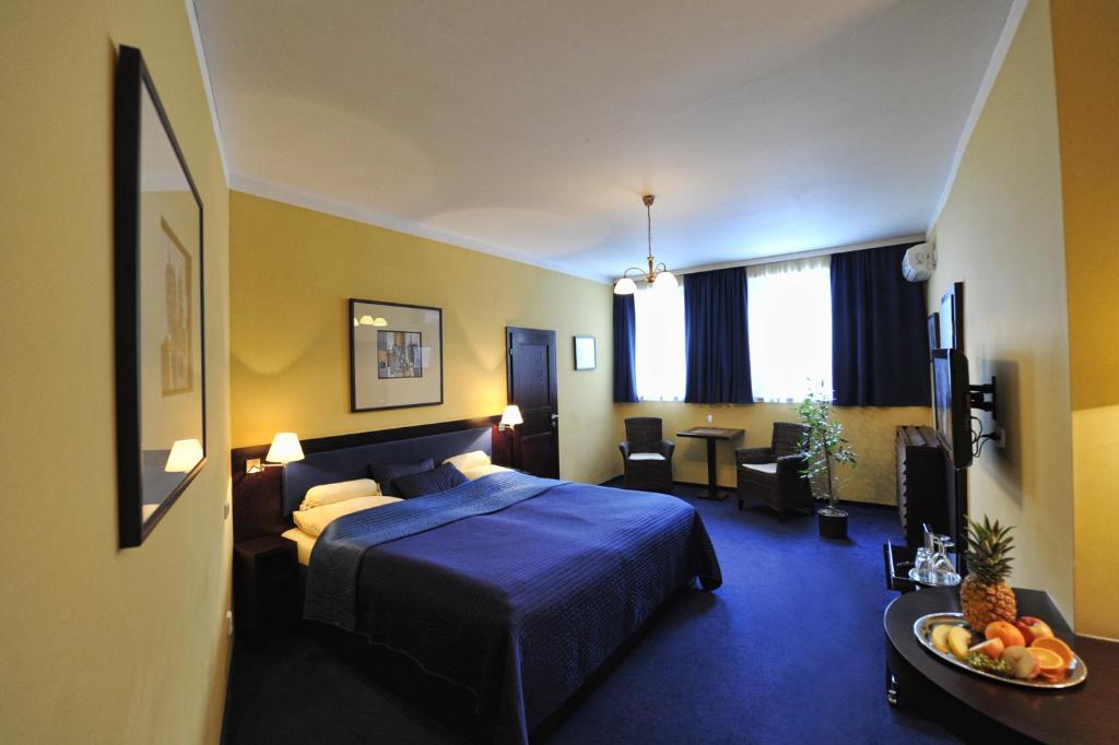 布尔诺艺术酒店的酒店客房设有床和客厅。
