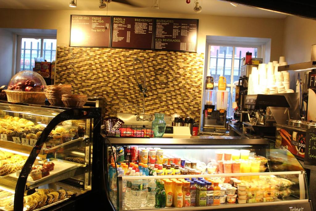 纽约HI New York City Hostel的餐厅设有冰箱,里面装满了食物