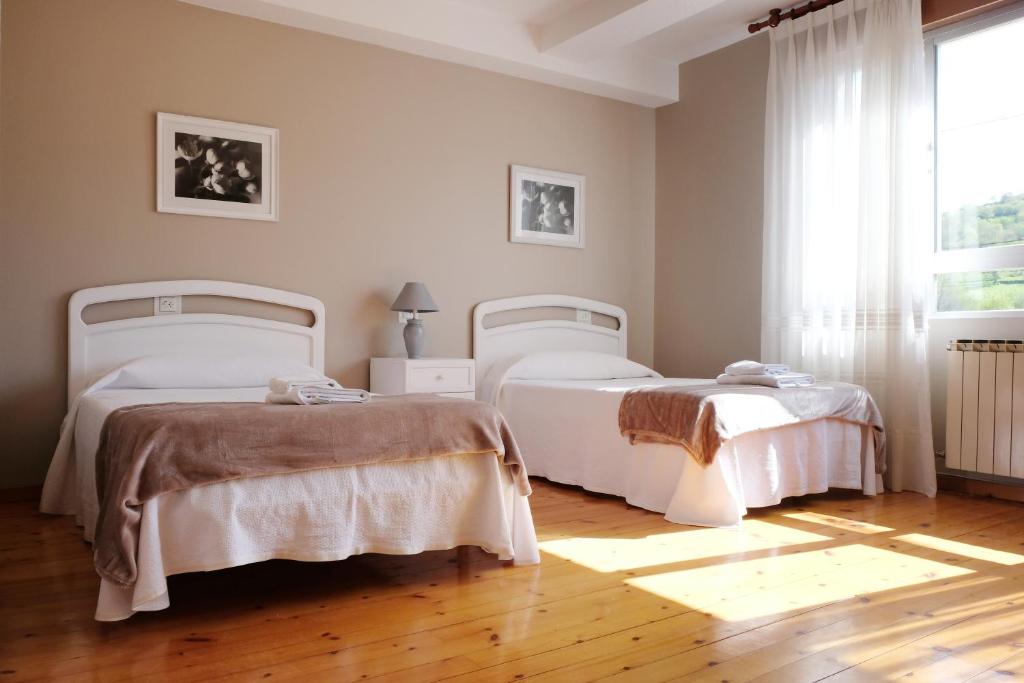 OrtigueroLa Terraza de Picos的一间卧室设有两张床和窗户。
