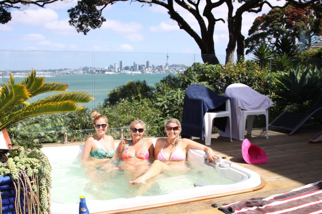 奥克兰海景旅馆的三个女人坐在游泳池里