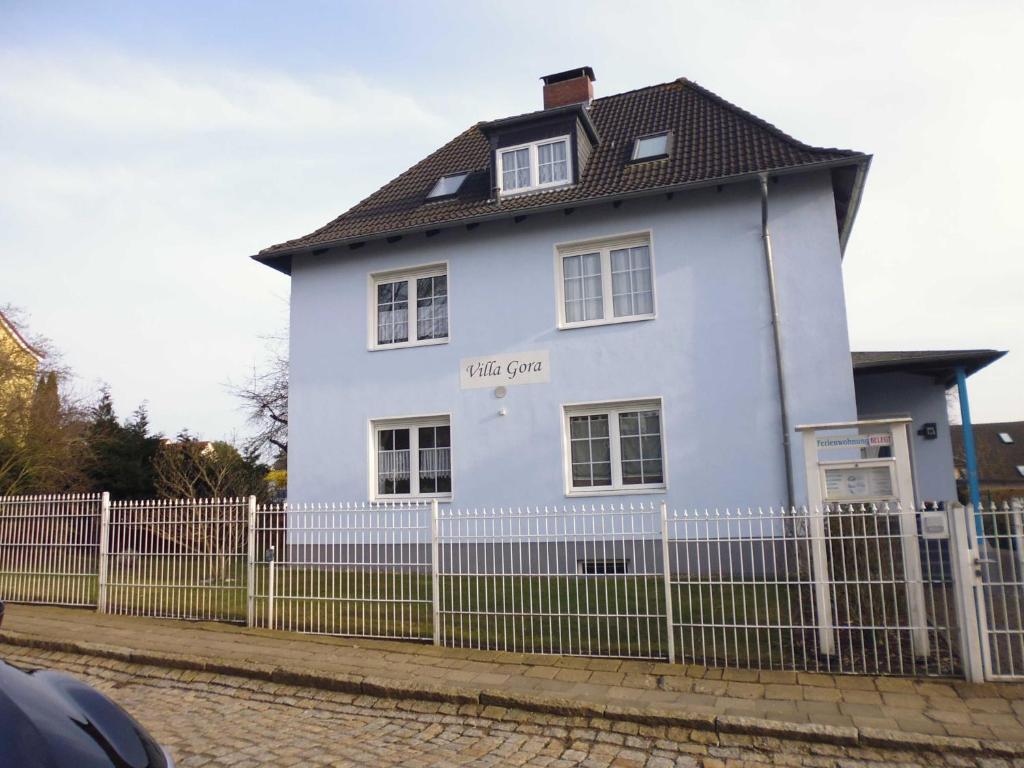 卑尔根FeWo in der Villa Gora, in Bergen auf Rügen的前面有栅栏的白色房子