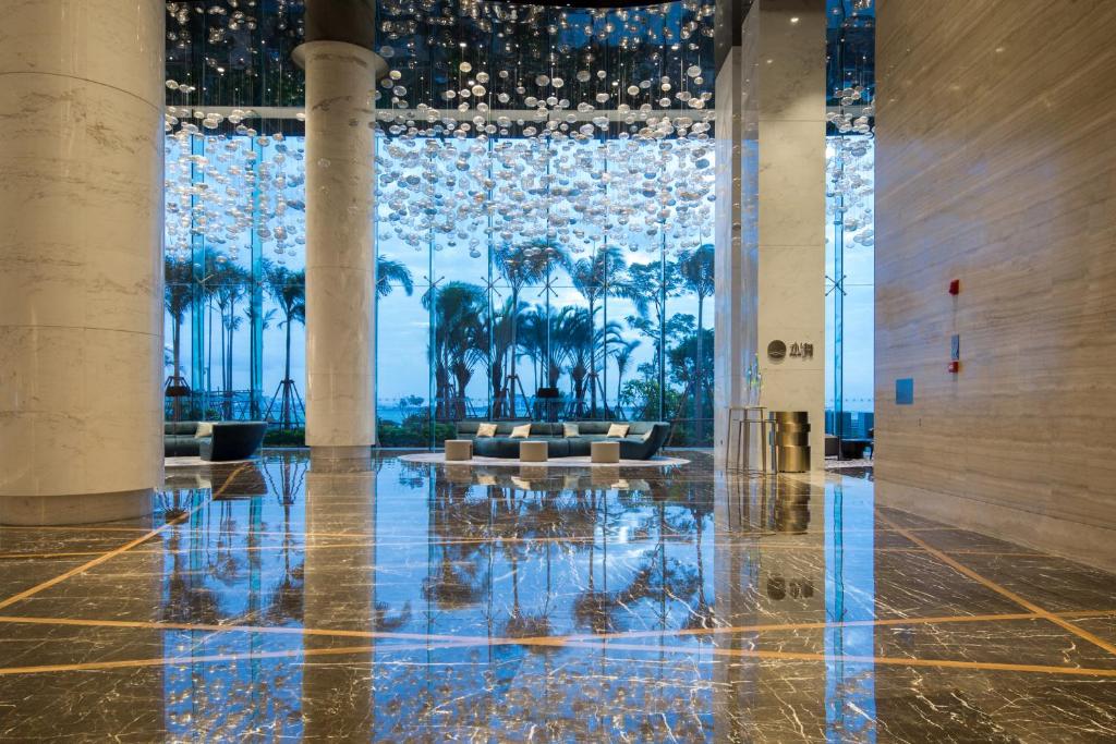 厦门厦门佰翔五通酒店（尊享欢迎果盘）的大堂设有棕榈树大窗户
