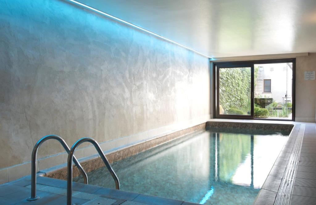 布鲁日佛兰德斯酒店的一座带窗户的游泳池
