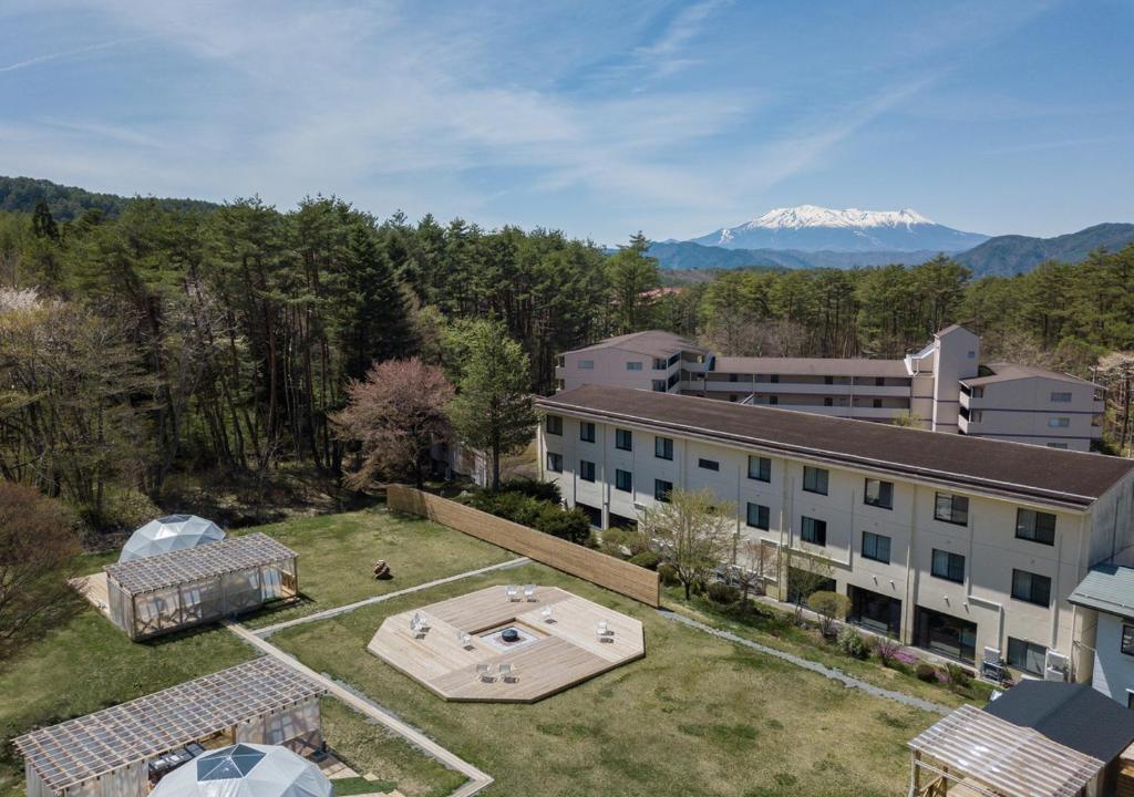 木曾町莫里尼奥日式旅馆的享有建筑和山脉的空中景致
