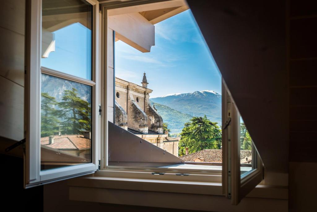阿科Casa Tonetta Luxury Apartments的山景窗户