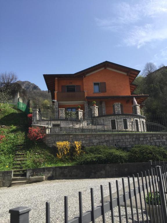 ZognoB&B San Pellegrino Terme的山顶上带围栏的房子
