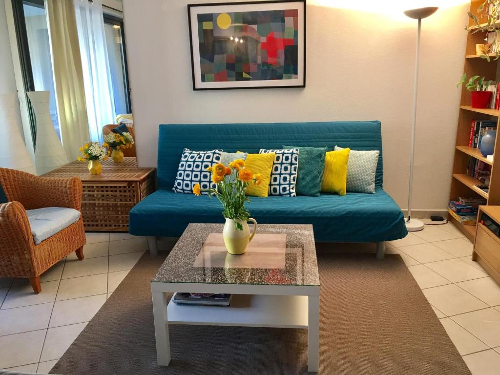 普罗旺斯艾克斯Allées Provençales的客厅配有蓝色的沙发和桌子