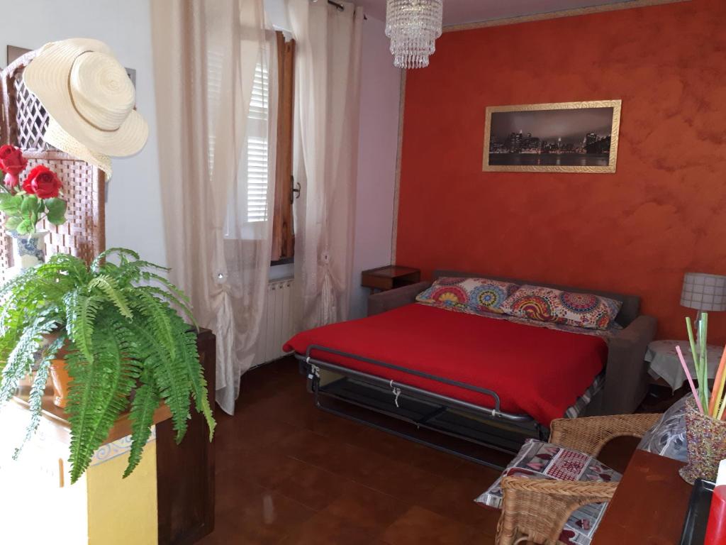 贝韦里诺Casa Lilly的带沙发和红色墙壁的客厅