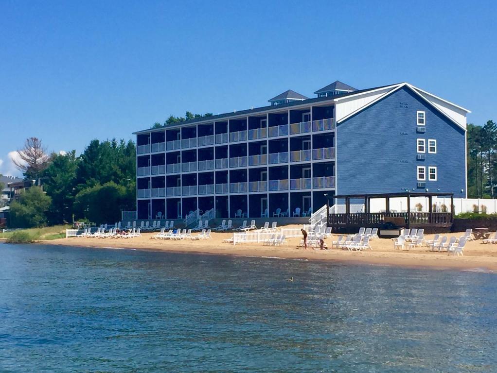 特拉弗斯城The Baywatch Resort的海滩上的一座建筑,配有椅子和水