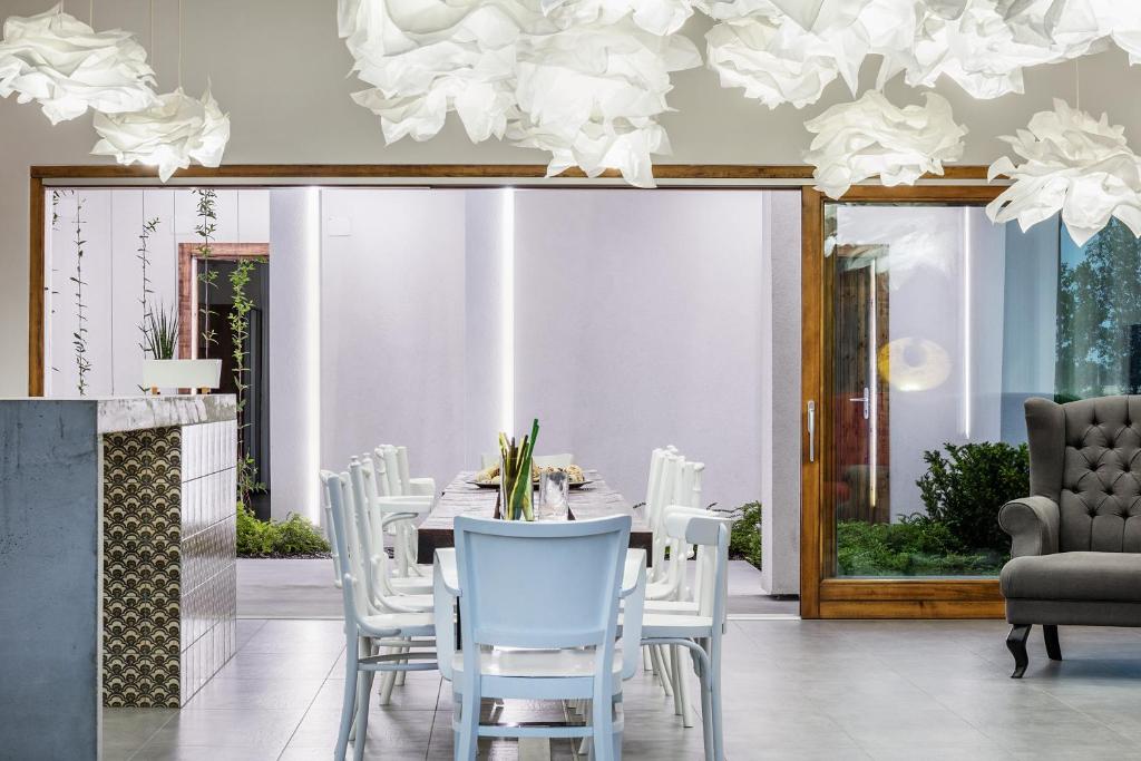 莫劳豪洛姆Artkazal的一间带桌子和白色椅子的用餐室