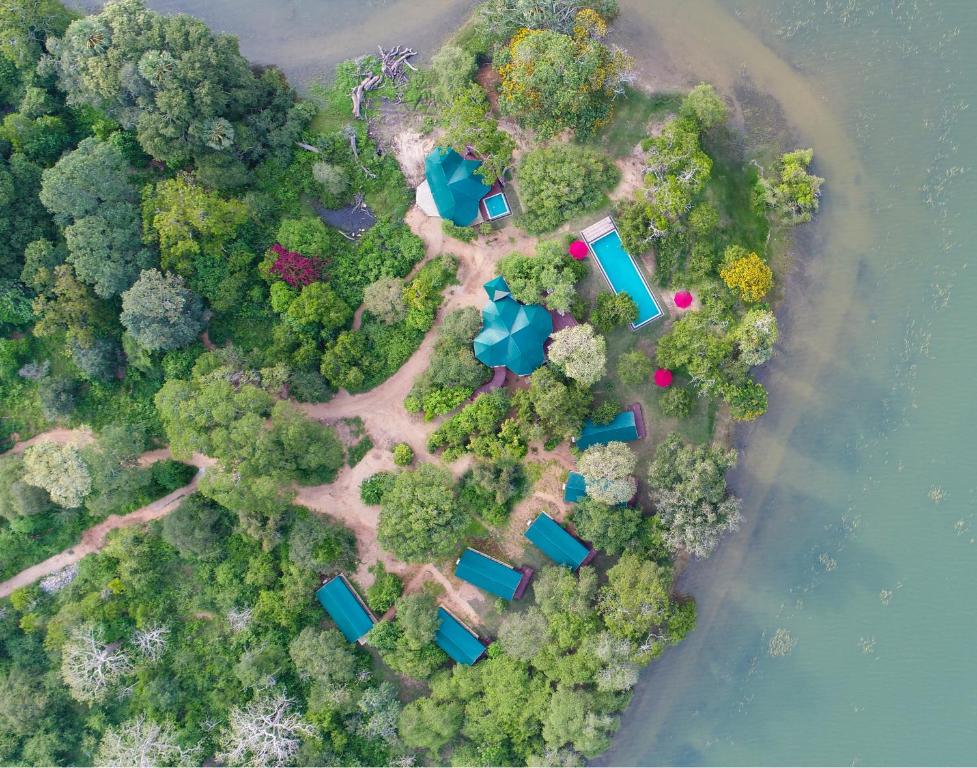 蒂瑟默哈拉默Flameback Eco Lodge的享有树木和水的岛屿的空中景色