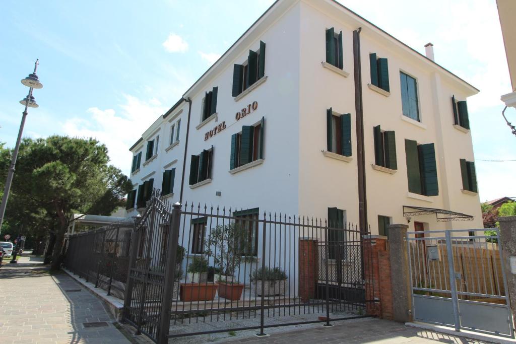 威尼斯丽都Hotel Villa Orio e Beatrice的前面有栅栏的白色建筑