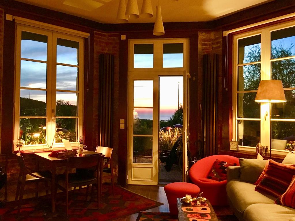 滨海图维列Le Manoir Normand的带沙发、桌子和窗户的客厅