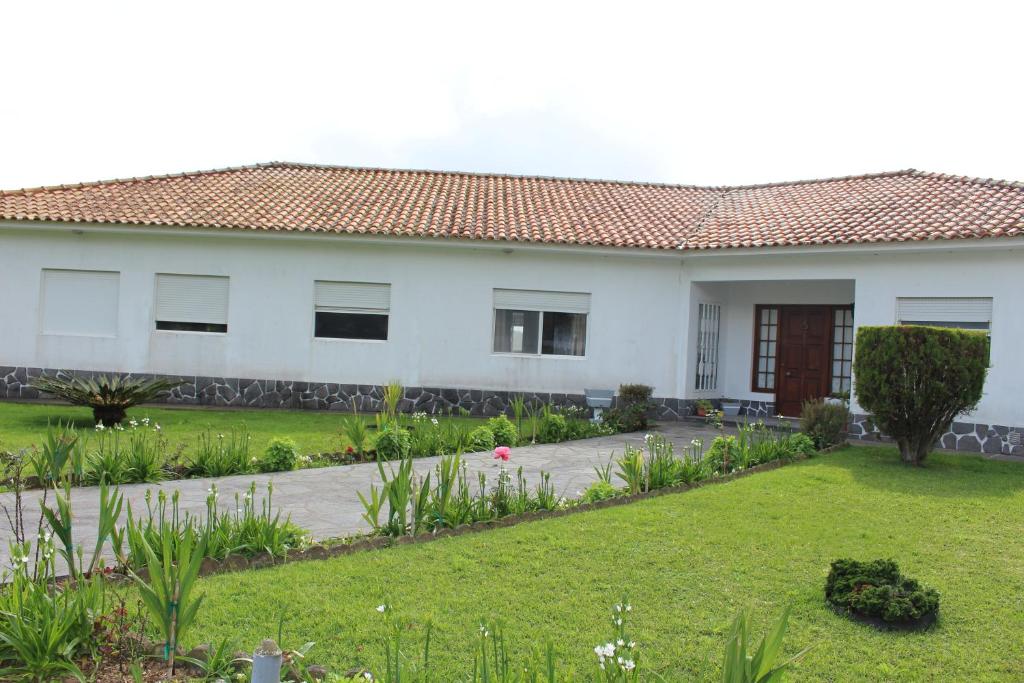 拉戈阿Casa Branca的前面有花园的白色房子