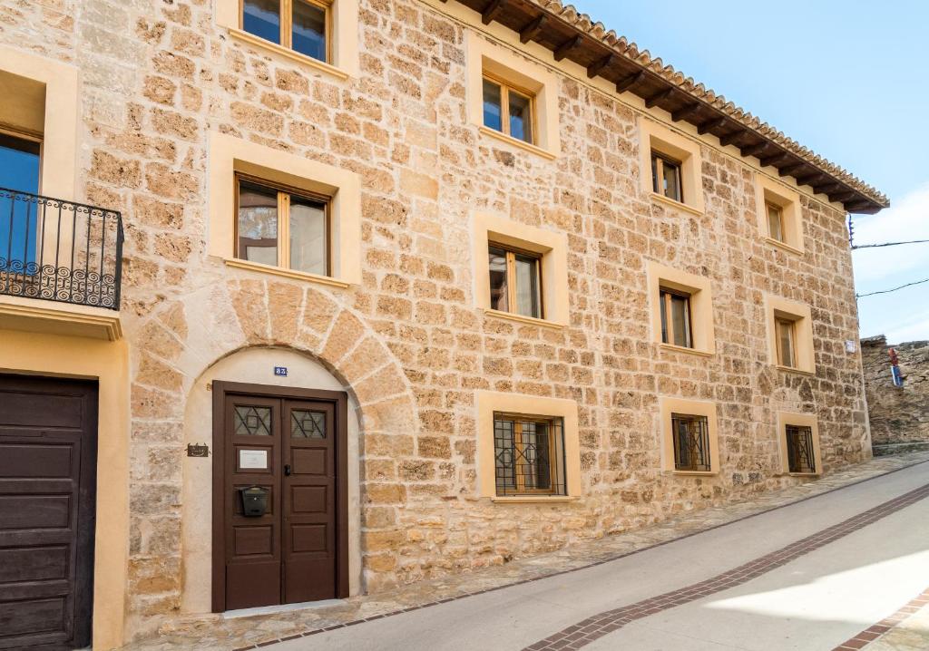 贝塞特Albergue Casa de l'Aigua的街道上一扇石头建筑,有一扇门