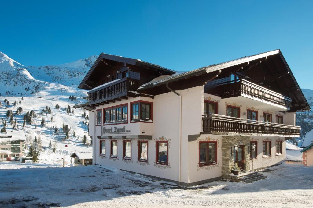 上陶恩Hotel Garni Haus Tyrol的一座山地雪地建筑