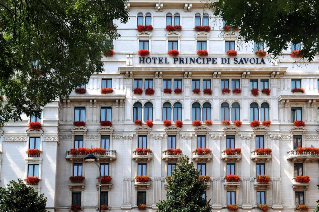 米兰Hotel Principe Di Savoia - Dorchester Collection的前面有标志的建筑