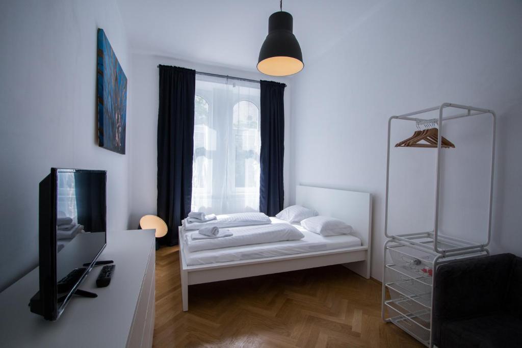 维也纳Porzellangarten Apartment I contactless Check-In的白色的卧室设有床和窗户