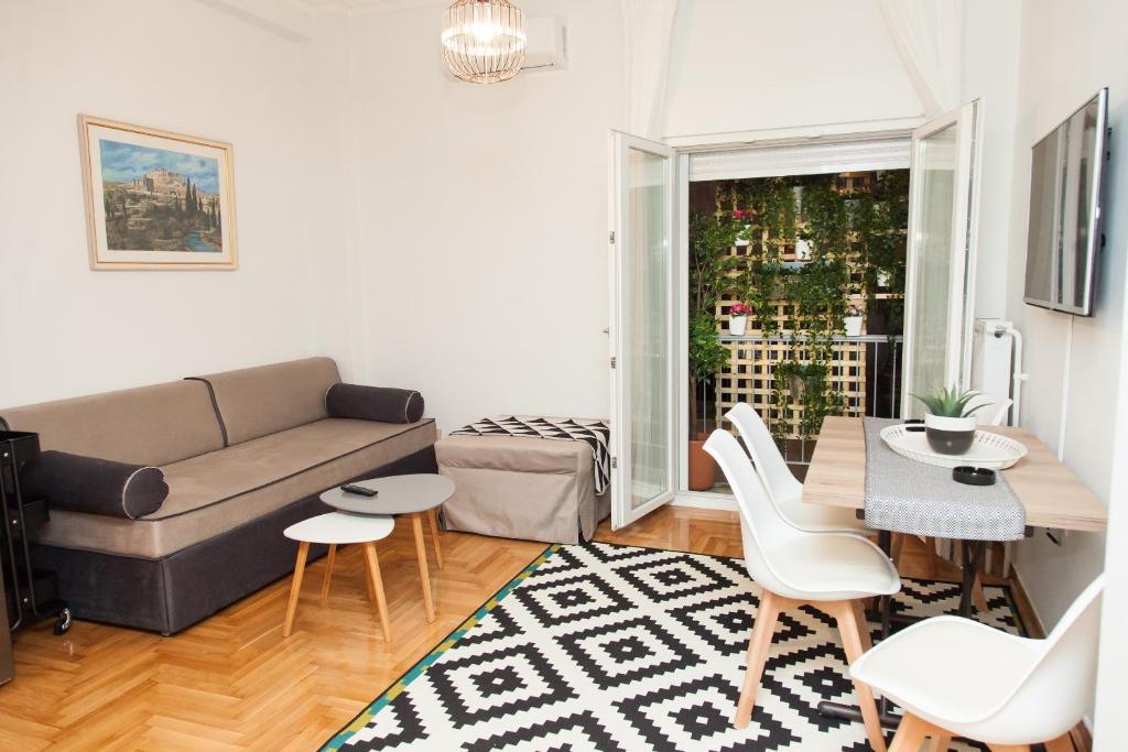 雅典Luxury Apartment In Central Kolonaki的客厅配有沙发和桌椅