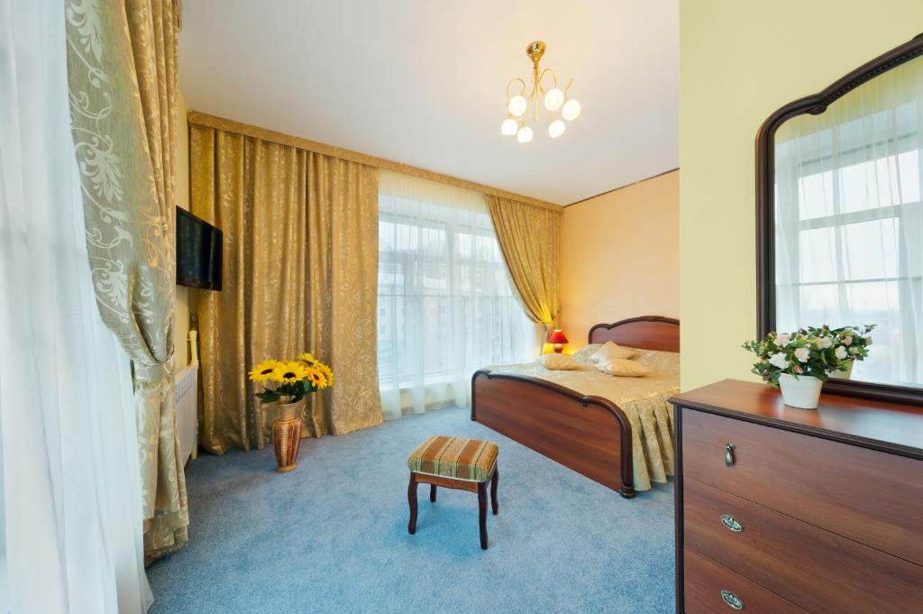 沃罗涅什乌克娜酒店的酒店客房设有床和窗户。