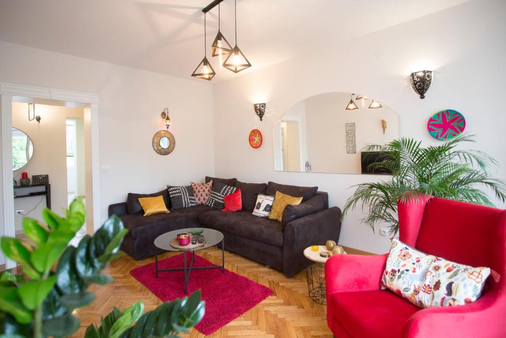 贝尔格莱德City Side Up Exclusive的带沙发和红色椅子的客厅