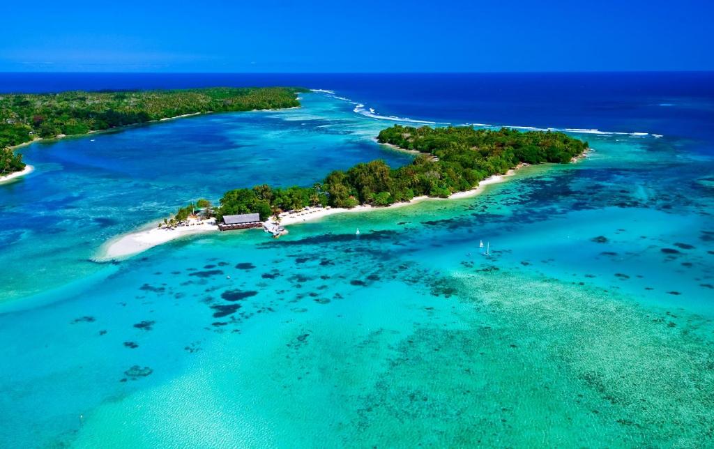 维拉港艾拉克岛水疗度假酒店的海洋岛屿的空中景观