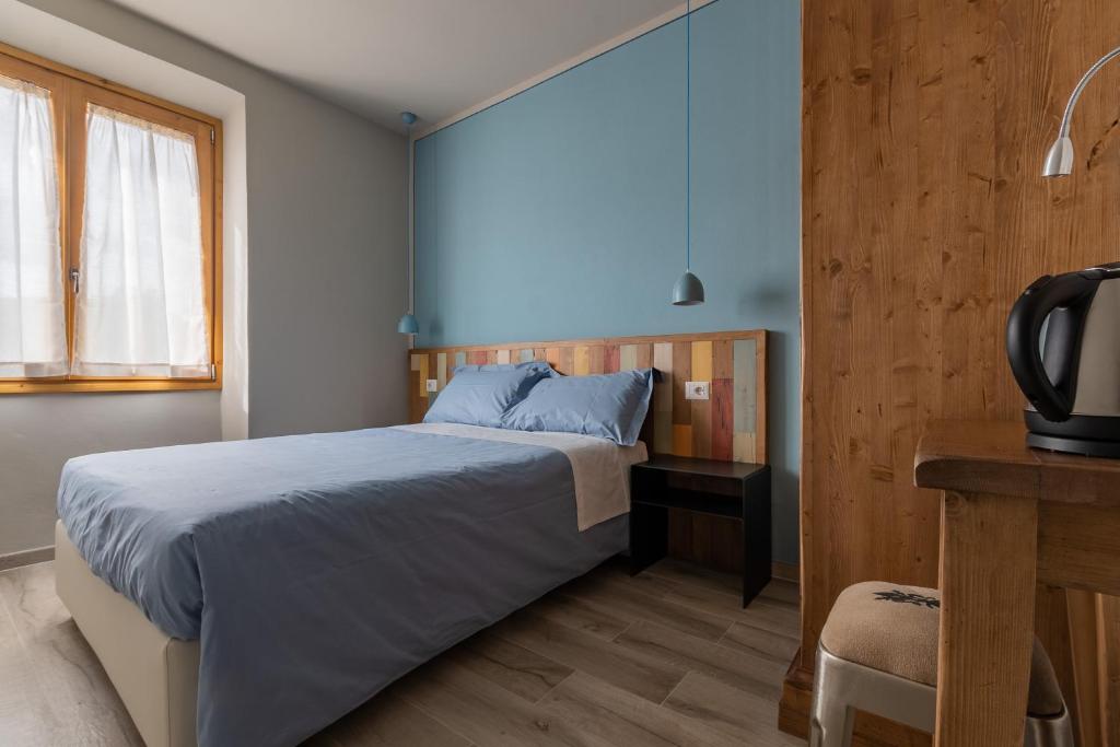基安蒂盖奥勒B&B L'Eroico的一间卧室配有一张床、一张书桌和一台电视