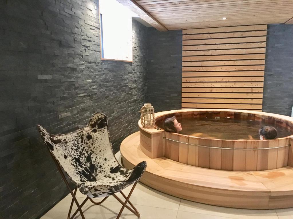 夏蒙尼-勃朗峰Appart'Hotel Aiguille Verte & Spa的椅子和浴缸