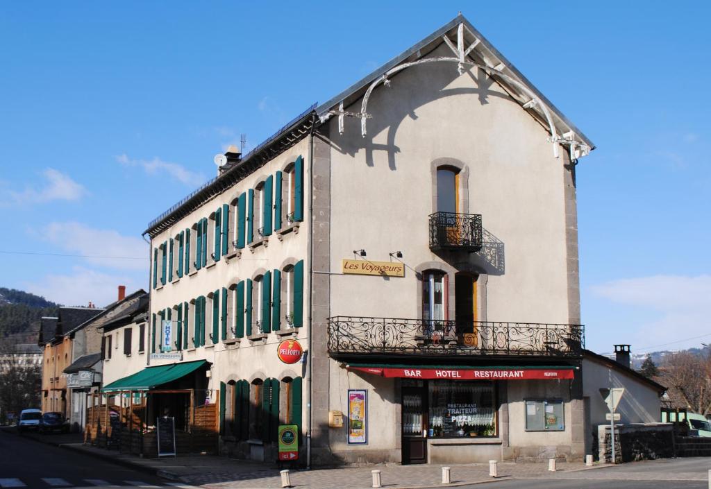 Neussargues-Moissac旅程切兹贝蒂酒店的街道边的一座古老建筑