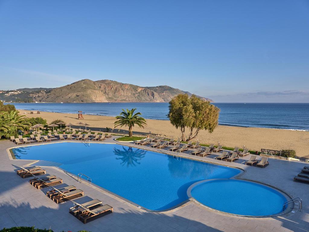 耶奥伊乌波利斯派洛特滨海度假酒店的一个带椅子和海滩的大型游泳池