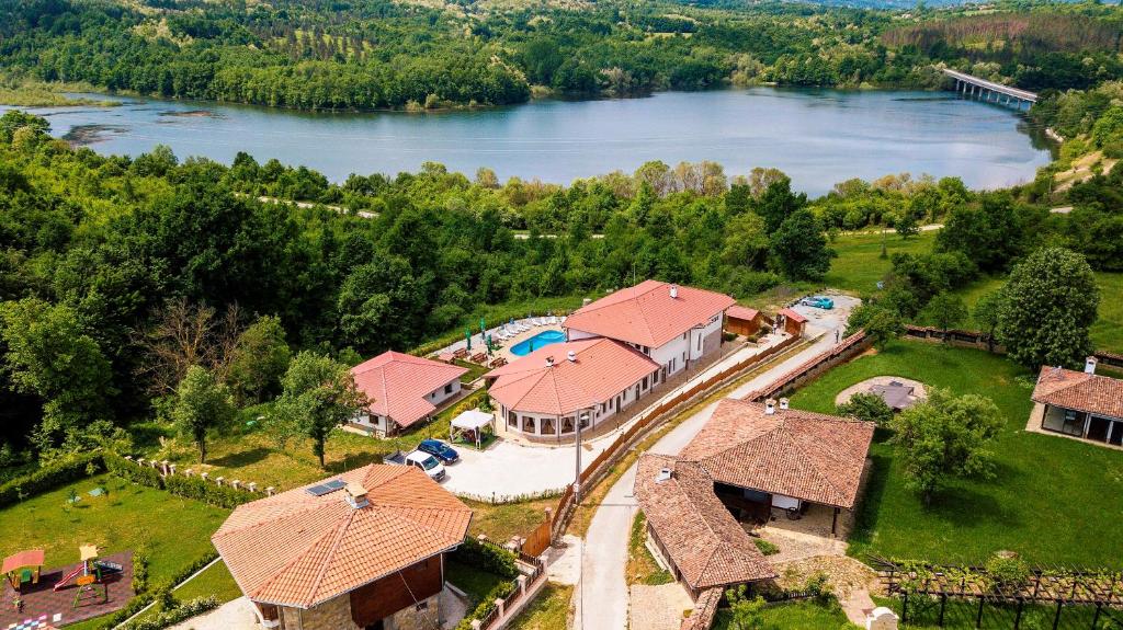 DonkovtsiFamily Complex KrisBo的享有湖景别墅的空中景致