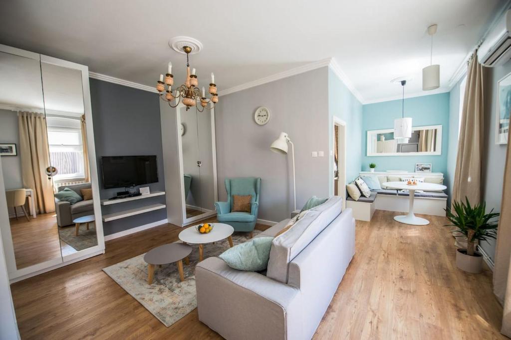 萨格勒布PAVISHA´S PLACE的客厅配有白色沙发和电视