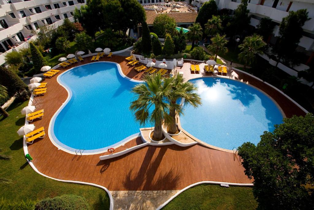 卡拉达沃BLUESEA Club Martha's的享有酒店大型游泳池的顶部景色