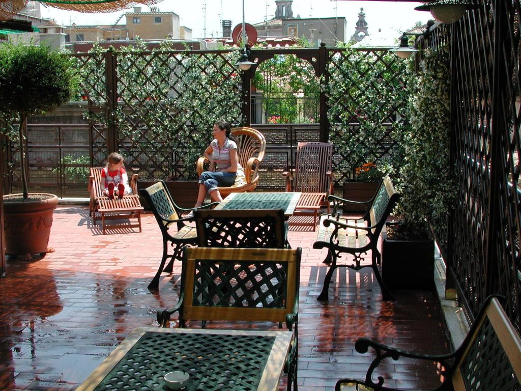 罗马亚得里亚海酒店的坐在天井桌子上的男人和孩子