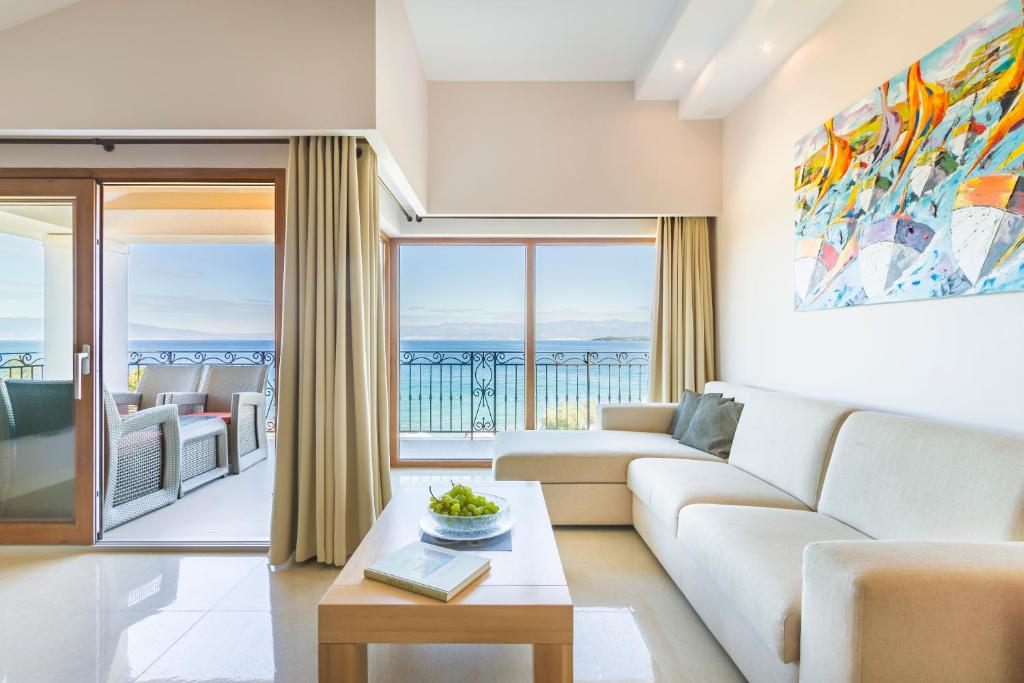 马林斯卡Luxury Apartments Villa Matea 2的带沙发的客厅,享有海景