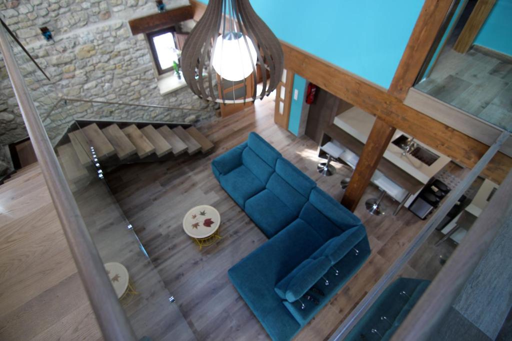 EspejoGaubeako Ekhia的享有带蓝色沙发的客厅的顶部景色。