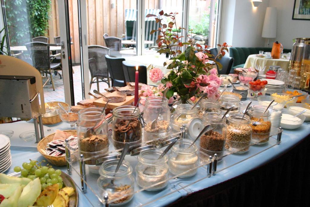 沃尔登奥德沃赫登酒店的一张长桌,上面放着一大堆食物