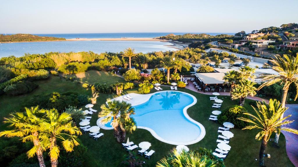 奇亚阿瓜杜尔奇酒店的享有度假村的空中景致,设有游泳池和棕榈树